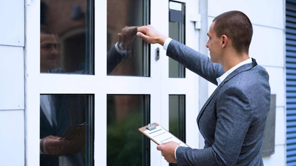 חוקר פרטי במרכז מבצע גביית חובות